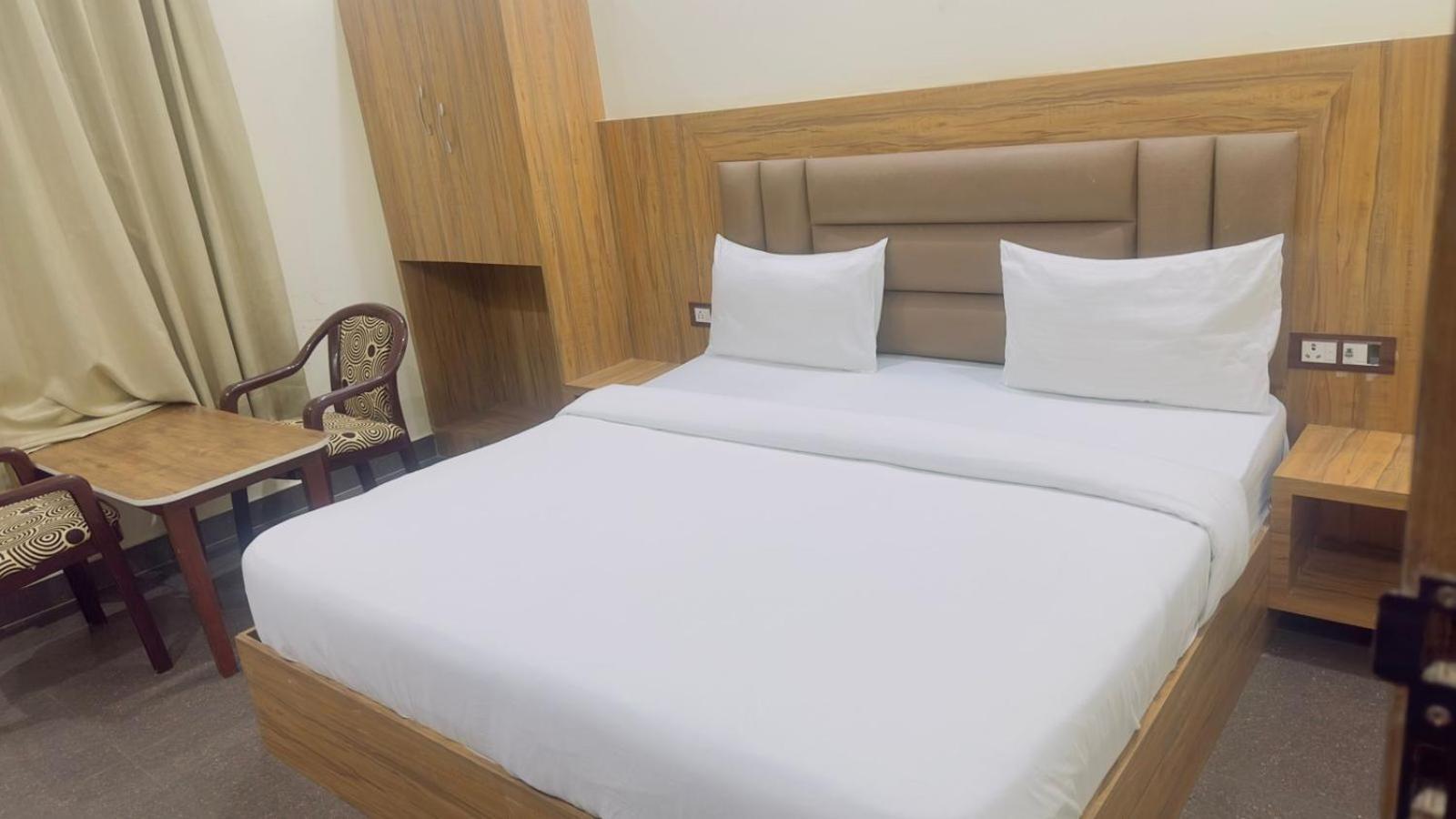 Hotel Gt International Tajganj Exterior photo
