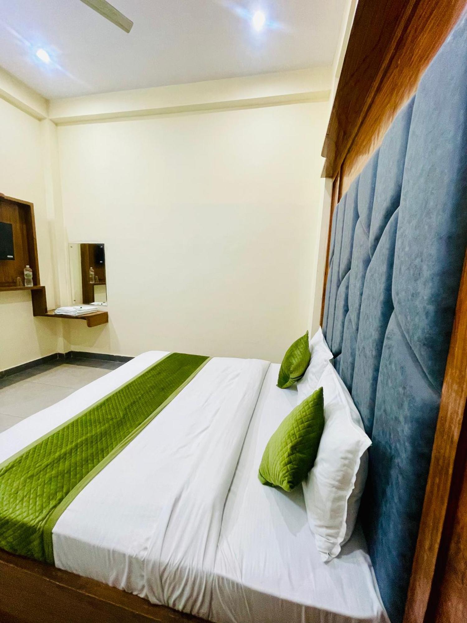 Hotel Gt International Tajganj Exterior photo