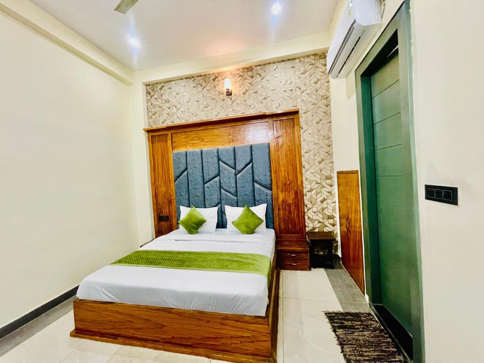 Hotel Gt International Tajganj Exterior photo